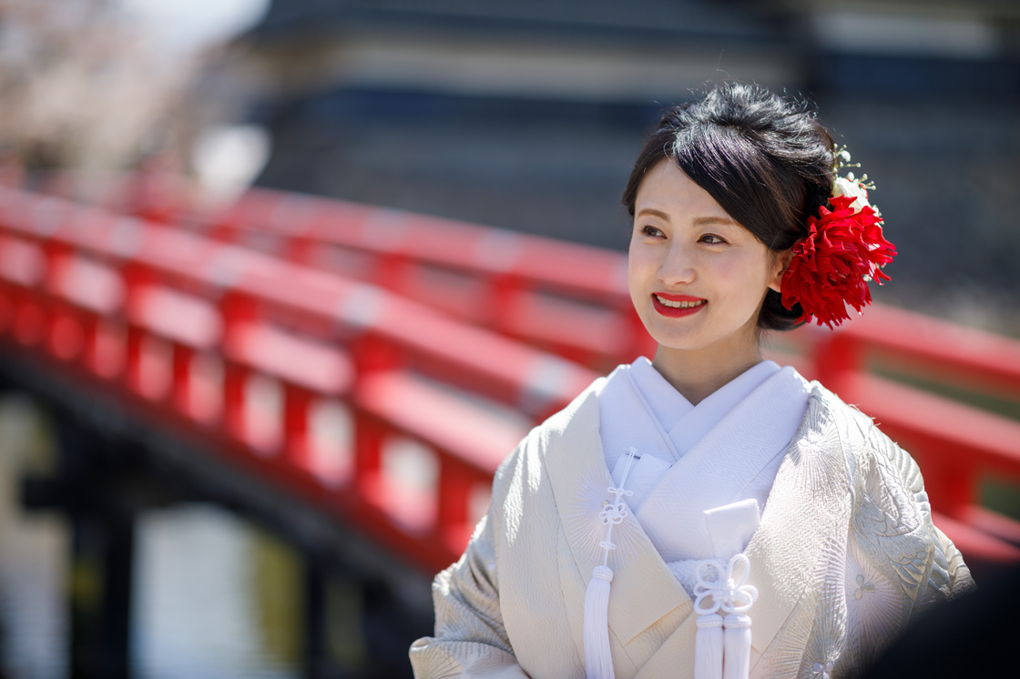 桜の咲く松本城公園（赤い橋、埋橋）でロケーションフォト